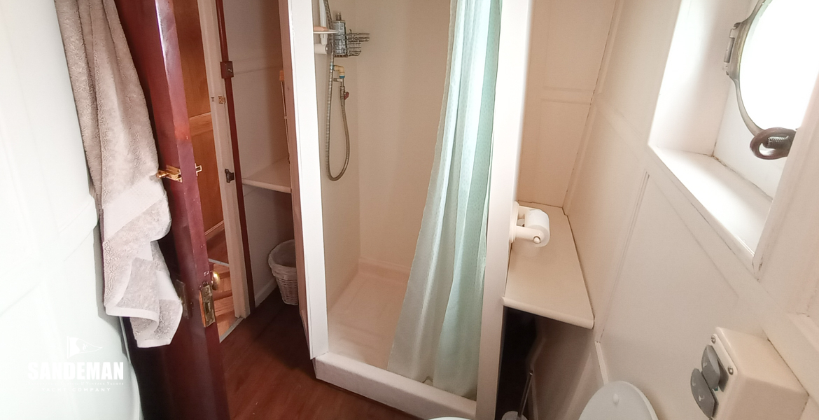 'No. 2' cabin WC/ shower compartment