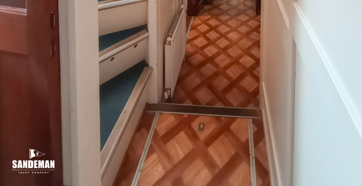 'No. 2' cabin WC/ shower compartment