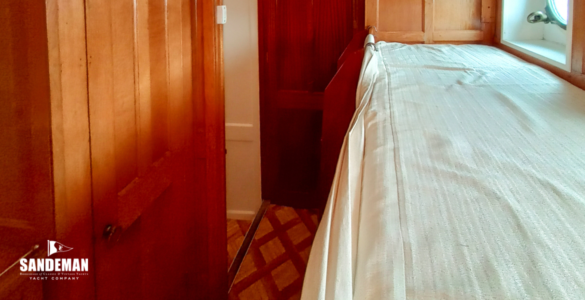'No 3' twin bunks cabin to port