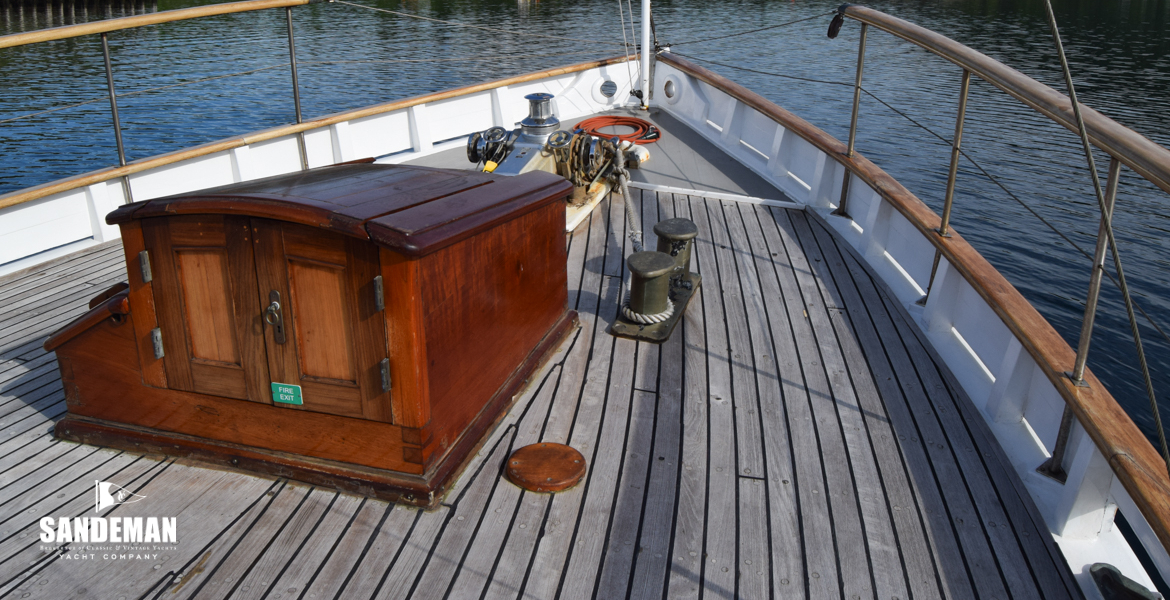 Foredeck view forward