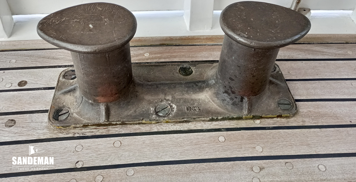 Aft bollard
