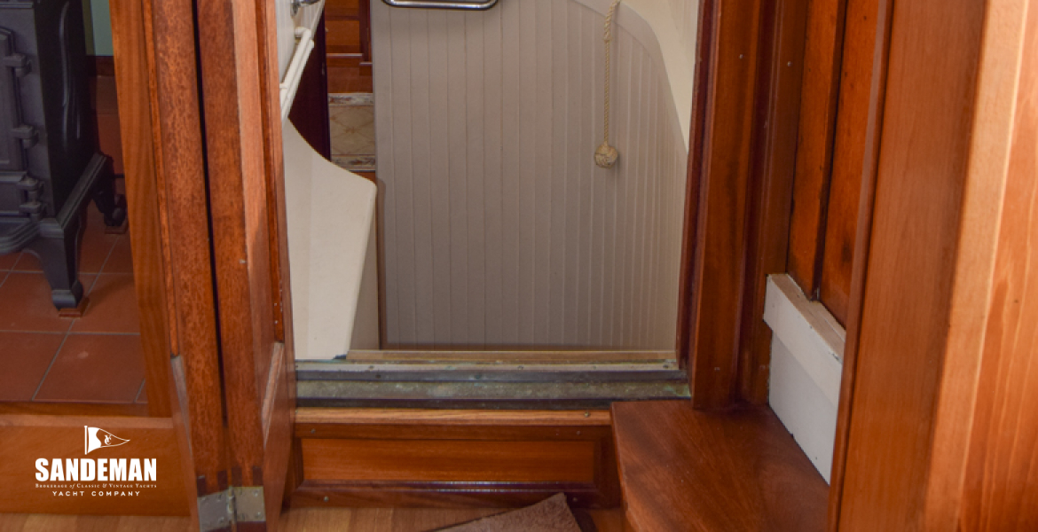 Saloon lower accommodation companionway 