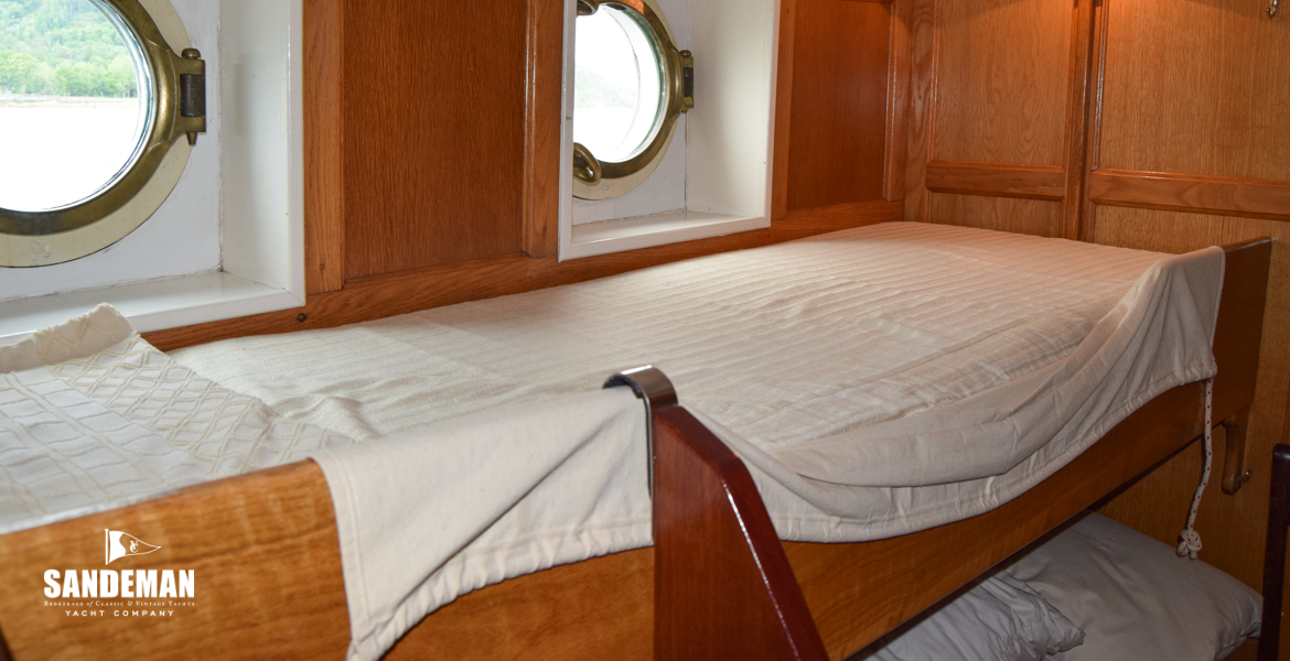 'No 3' twin bunks cabin to port