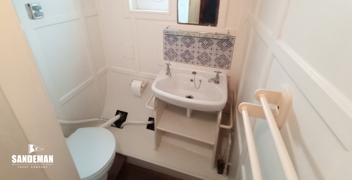 'No 3' Cabin WC/ Shower to port