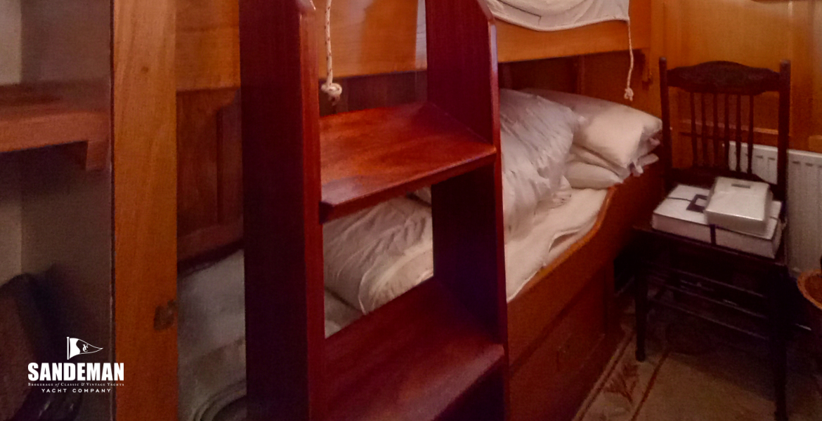 'No 3' twin bunks cabin to port