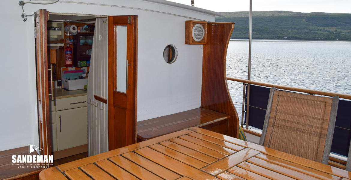 Deckhouse aft view to starboard