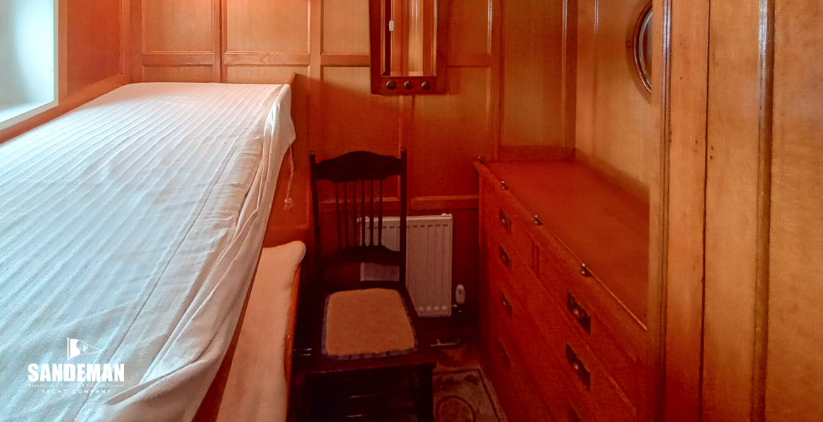 'No 3' twin bunks cabin to port