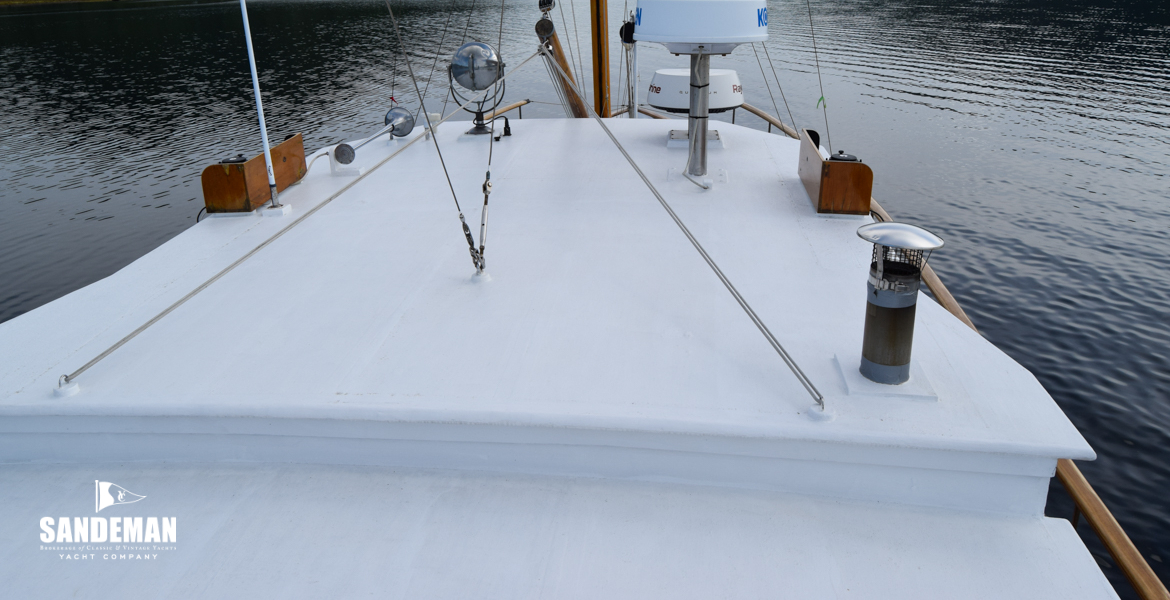 Deckhouse roof view forward