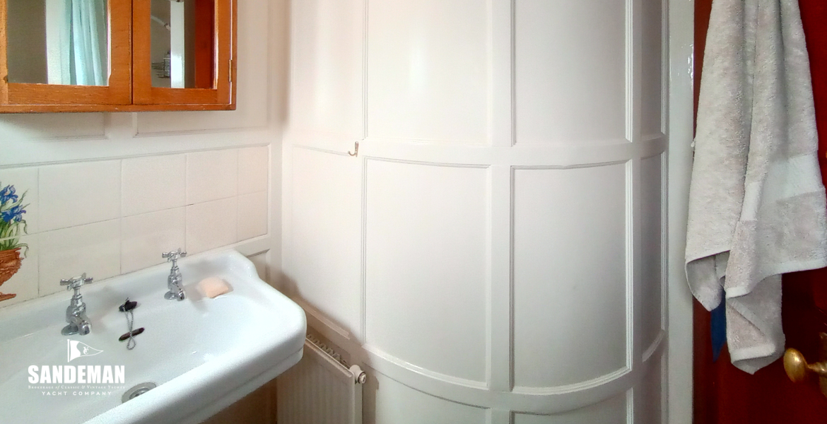 'No. 2' cabin WC/ shower compartment
