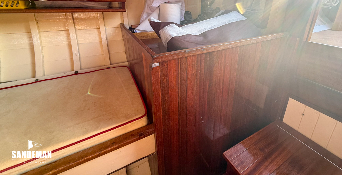 Companionway to starboard