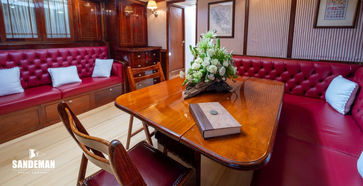 Saloon aft to starboard [Photo: Francesco Rastrelli/ Blue Passion]