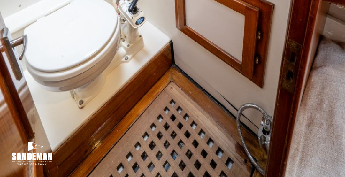 Crew WC/ shower [Photo: Francesco Rastrelli/ Blue Passion]