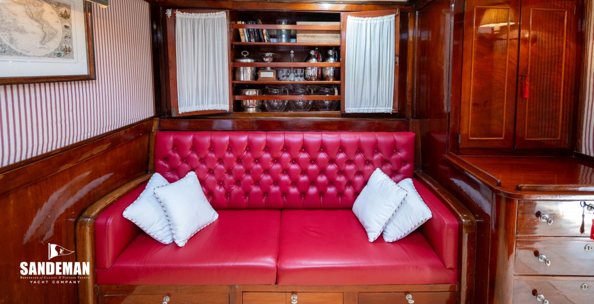 Saloon to starboard [Photo: Francesco Rastrelli/ Blue Passion]