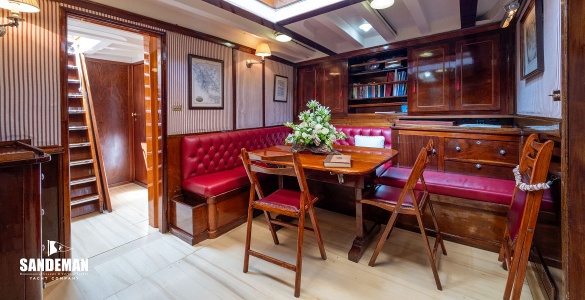 Saloon aft to port [Photo: Francesco Rastrelli/ Blue Passion]