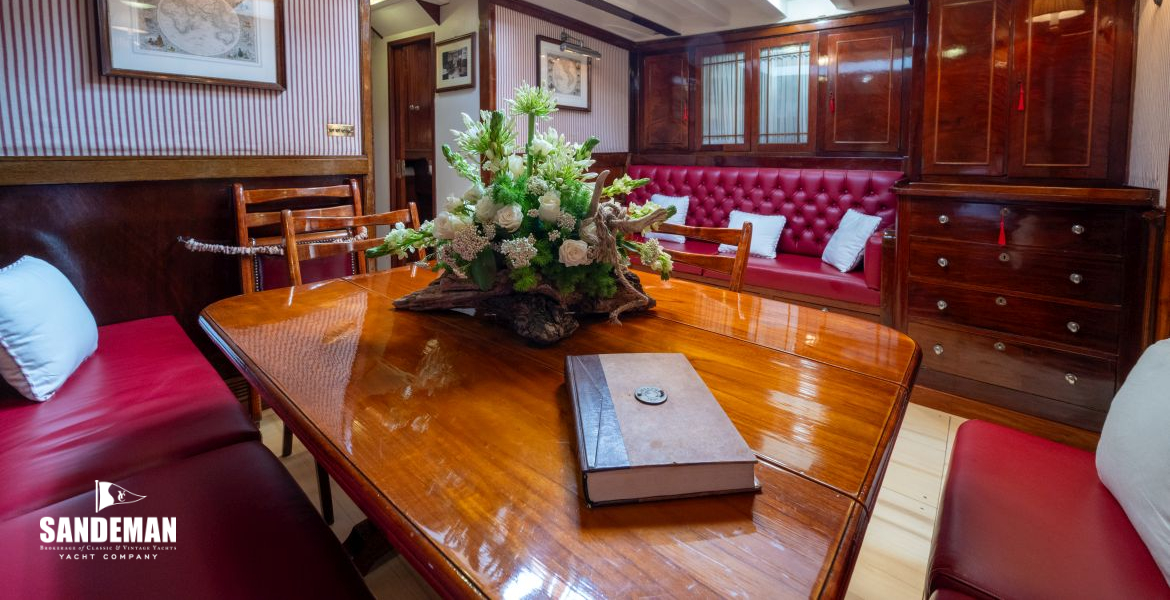 Saloon forward to starboard [Photo: Francesco Rastrelli/ Blue Passion]