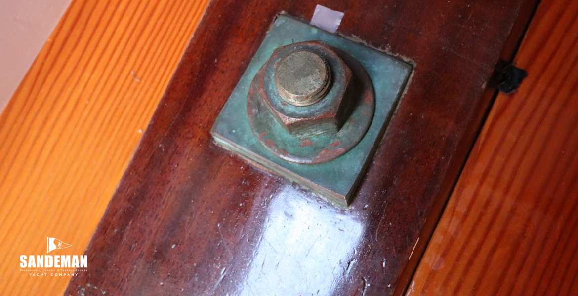 Keelbolt at mast step