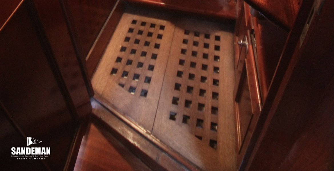 WC/ shower compartment to starboard