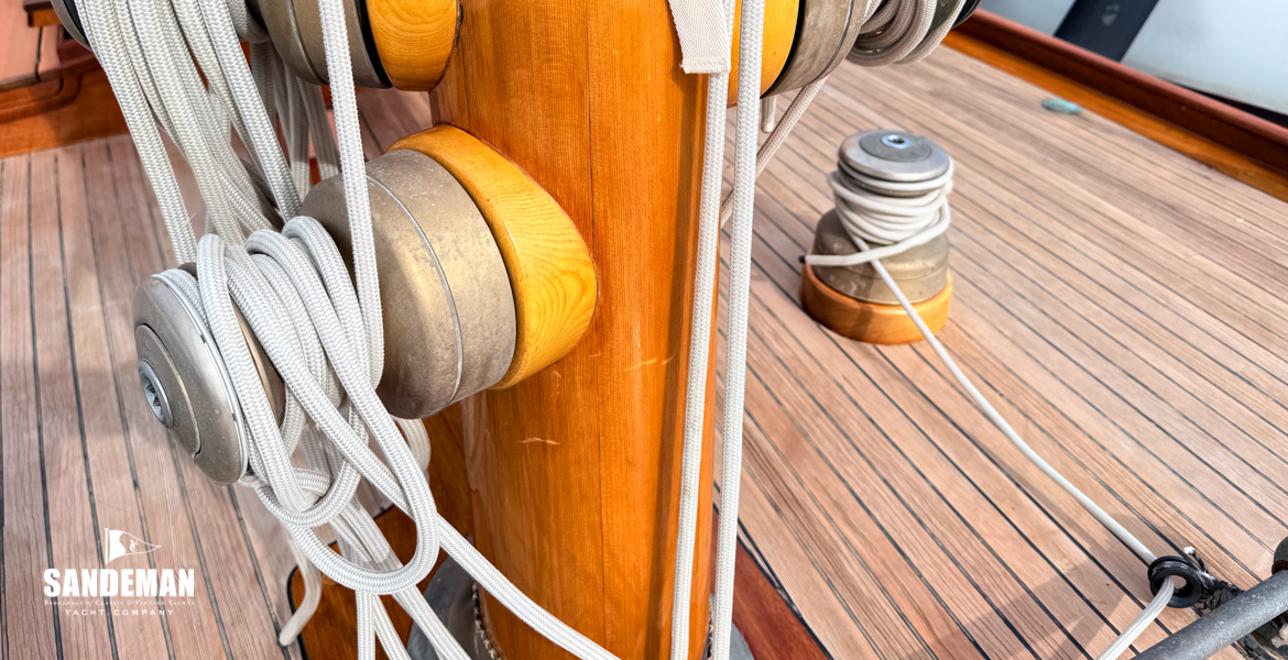Details at mast view aft