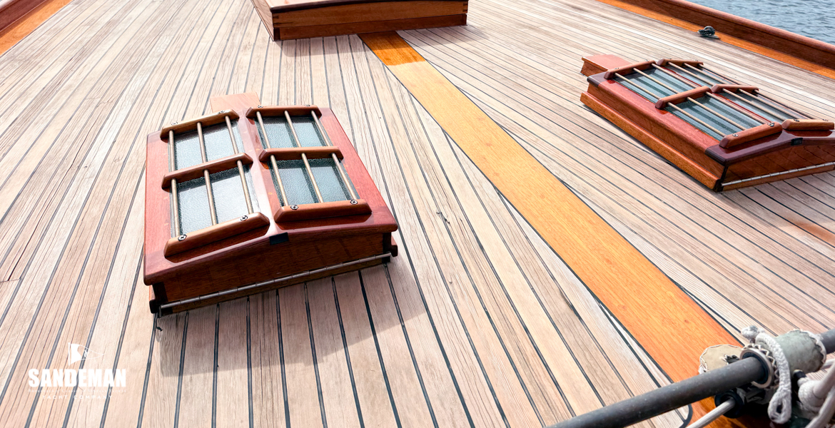 Foredeck view forward