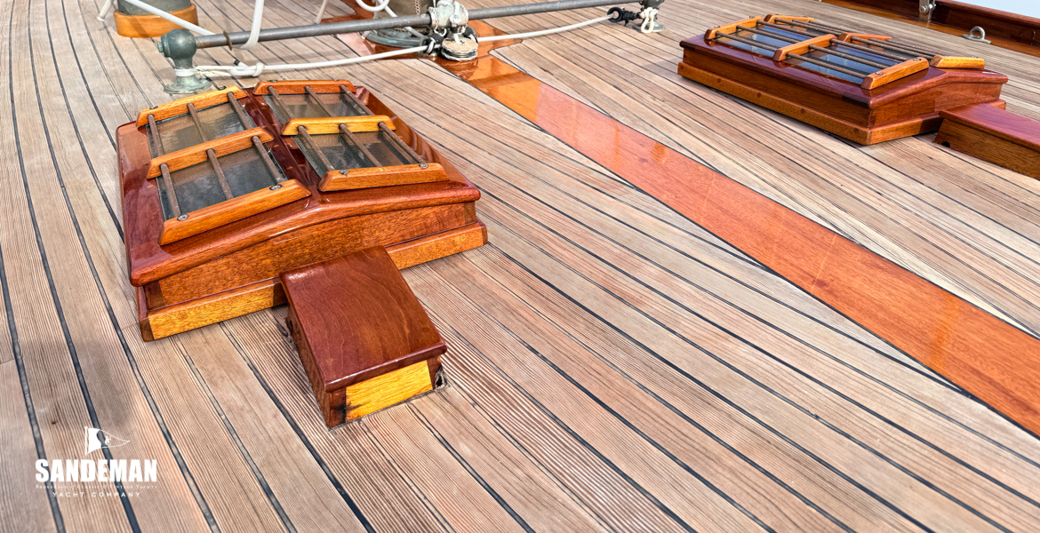 Foredeck view aft