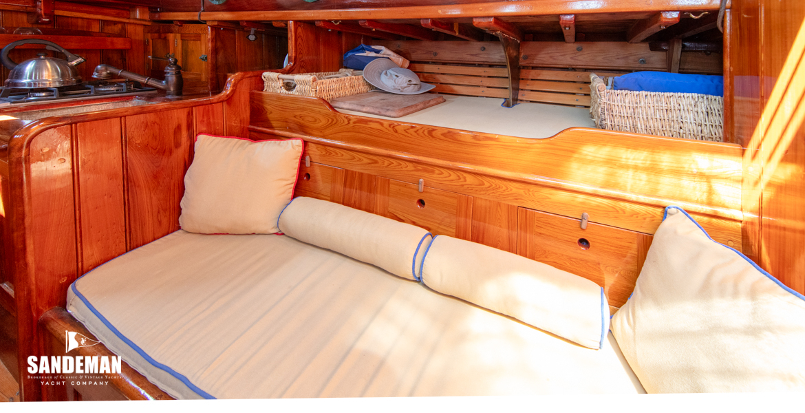 Saloon to port