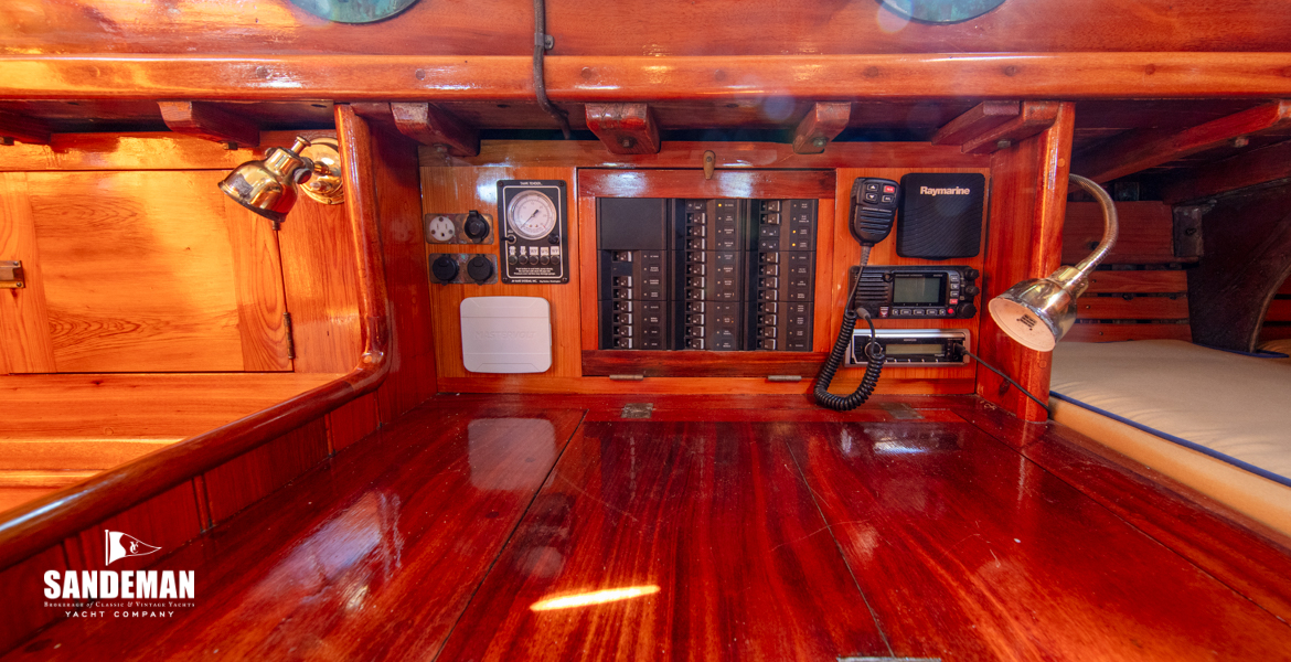 Chart table to starboardaft