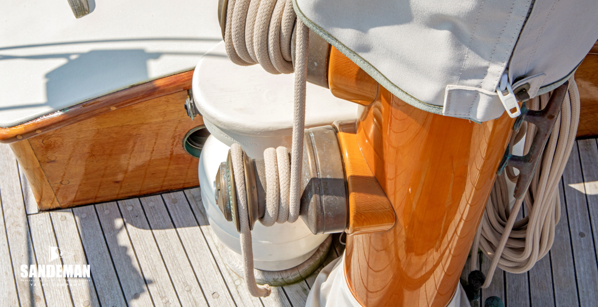 Details a mast view aft