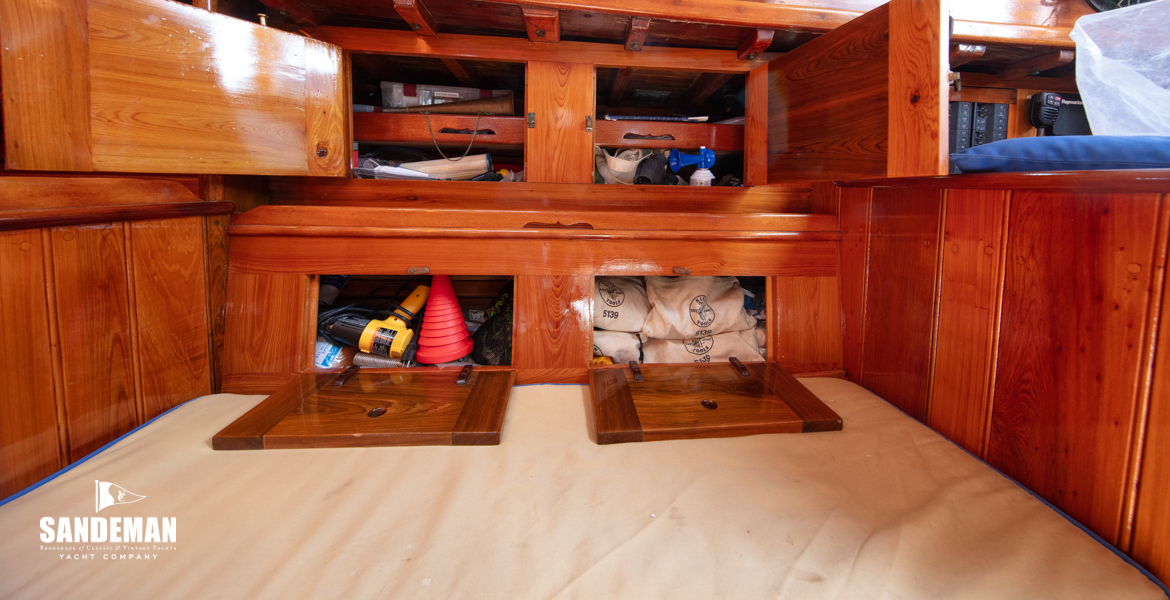 Saloon to starboard