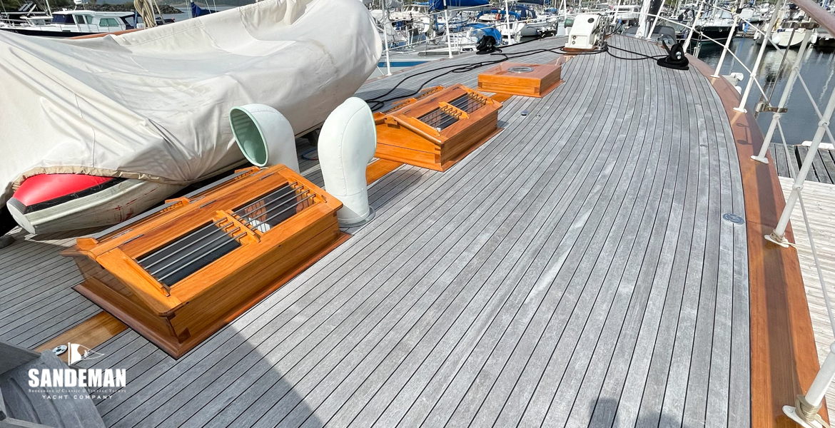 Foredeck view forward