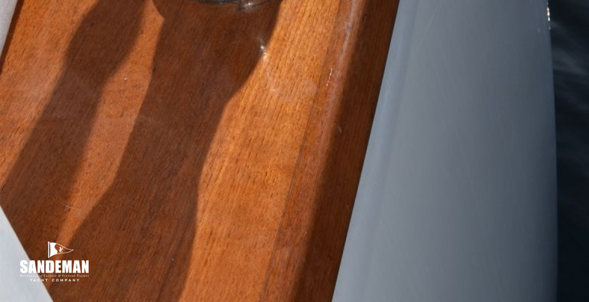 Port quarter mooring cleat
