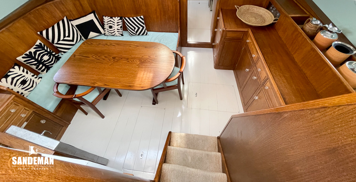 Lower saloon/ dining