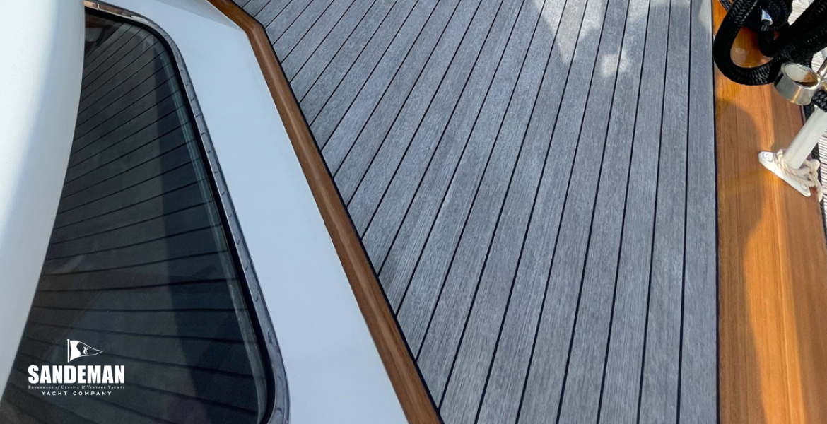 Foredeck view forward