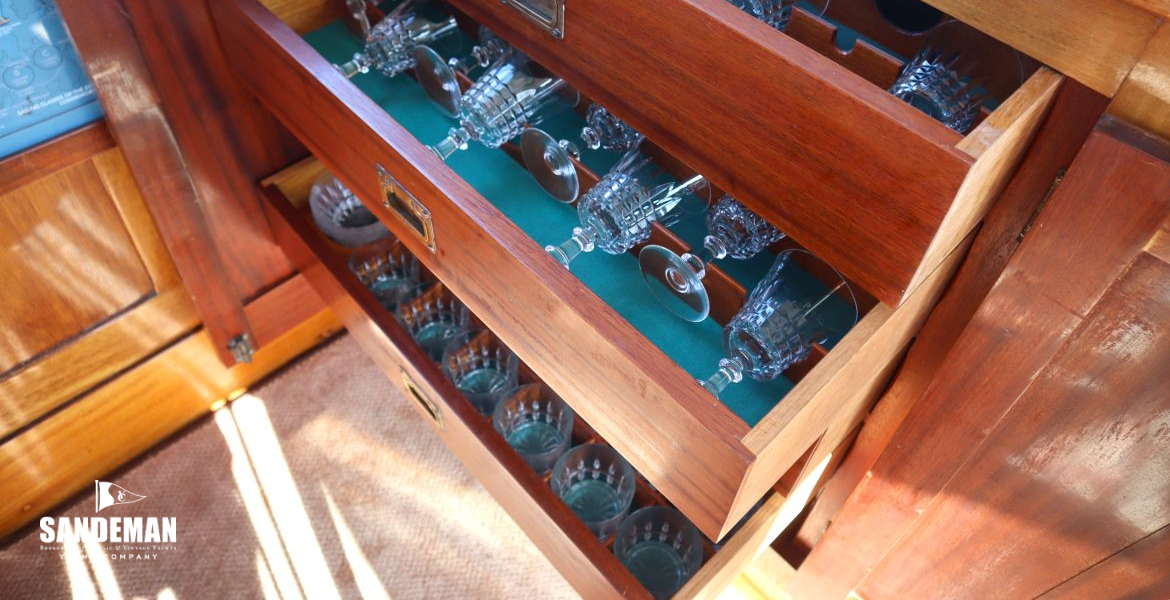 Saloon view forward