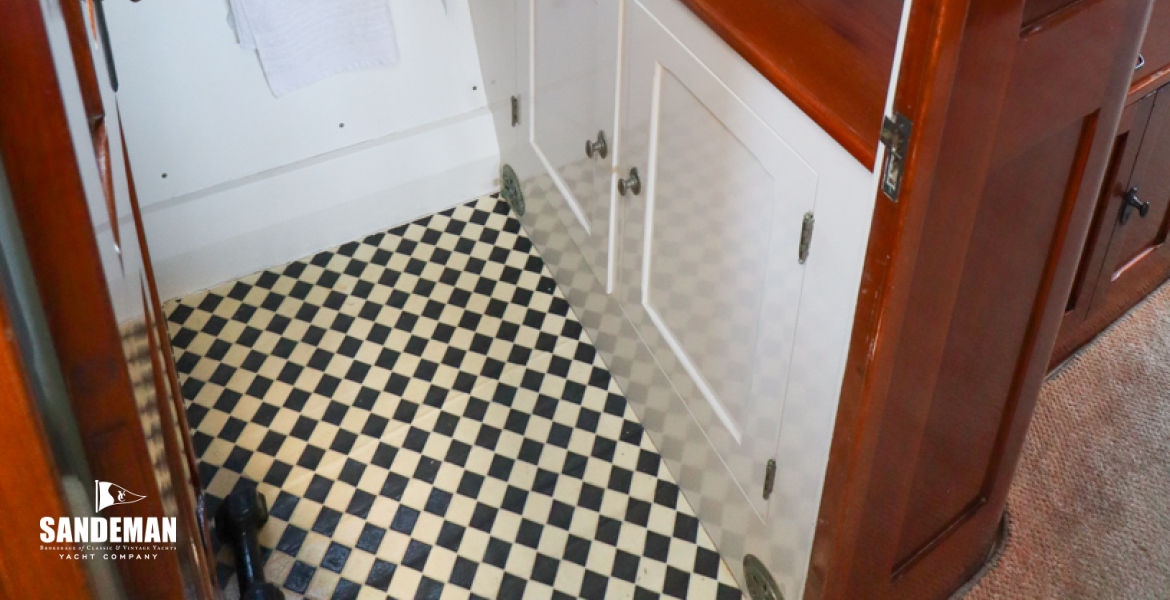 Forward WC/ Shower to starboard