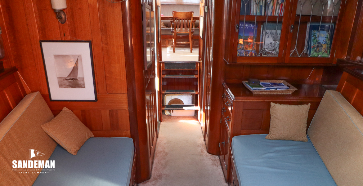 Forward saloon/ cabin aft