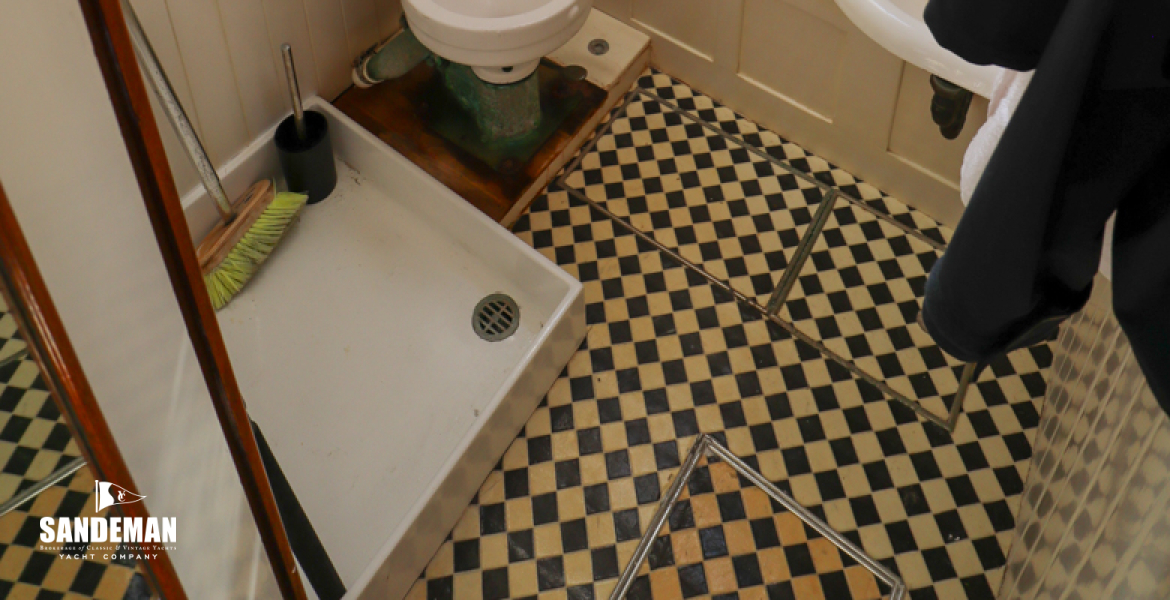 Aft WC/ Shower
