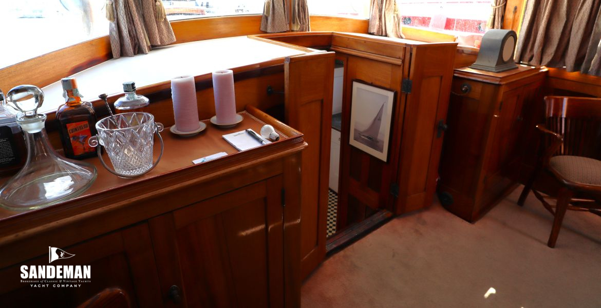 Saloon view forward