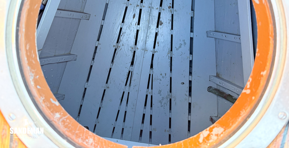 Forward cockpit under sole
