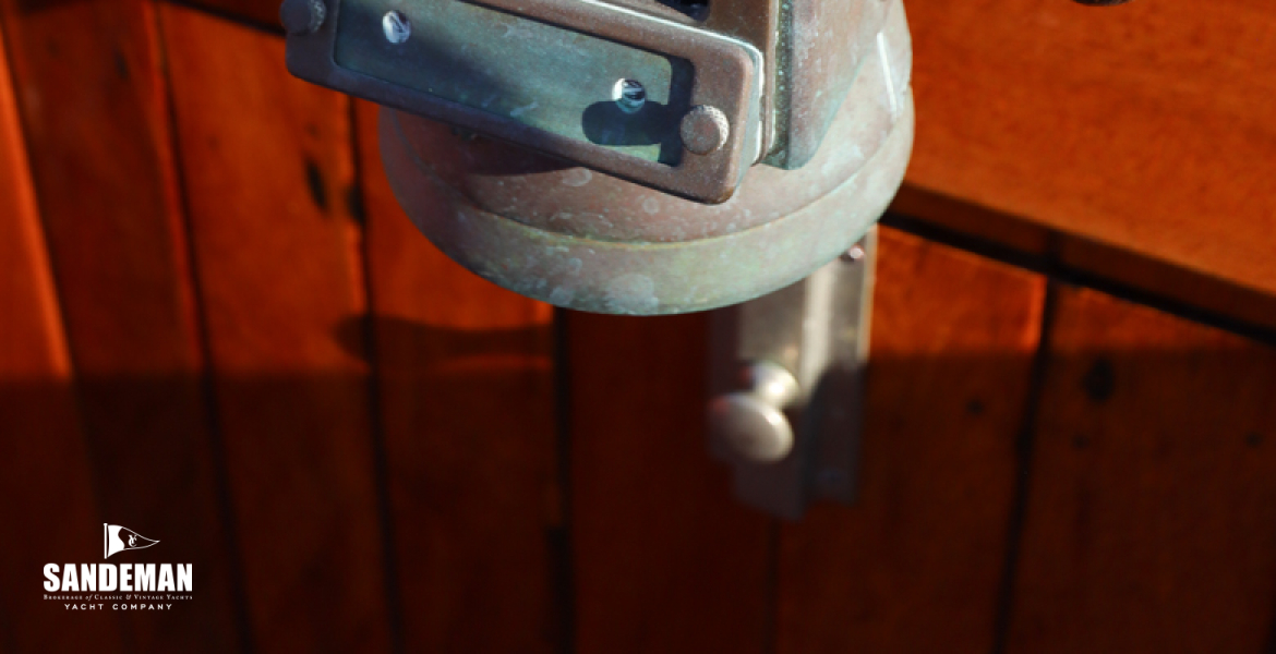 Fore cockpit lamp
