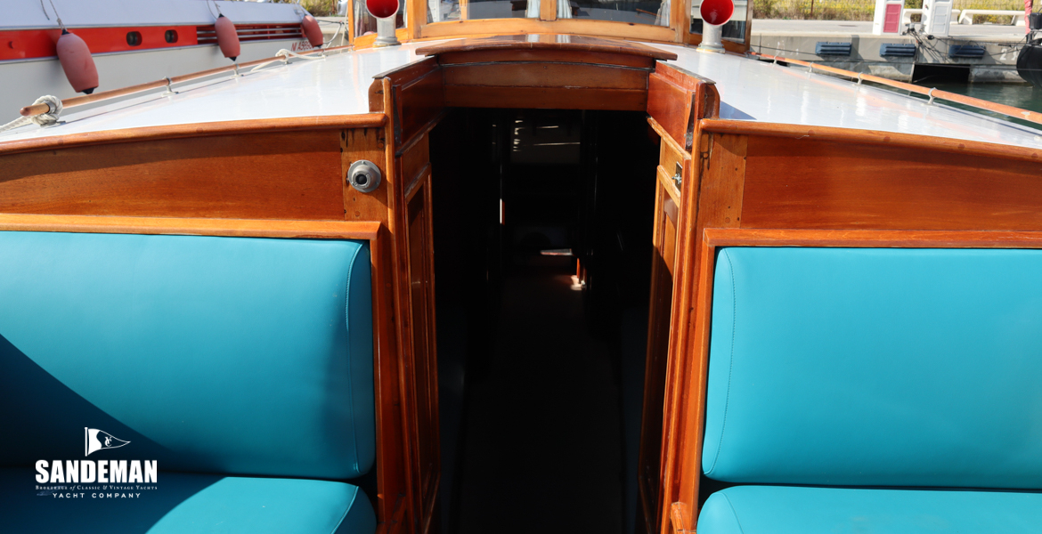 Forward companionway