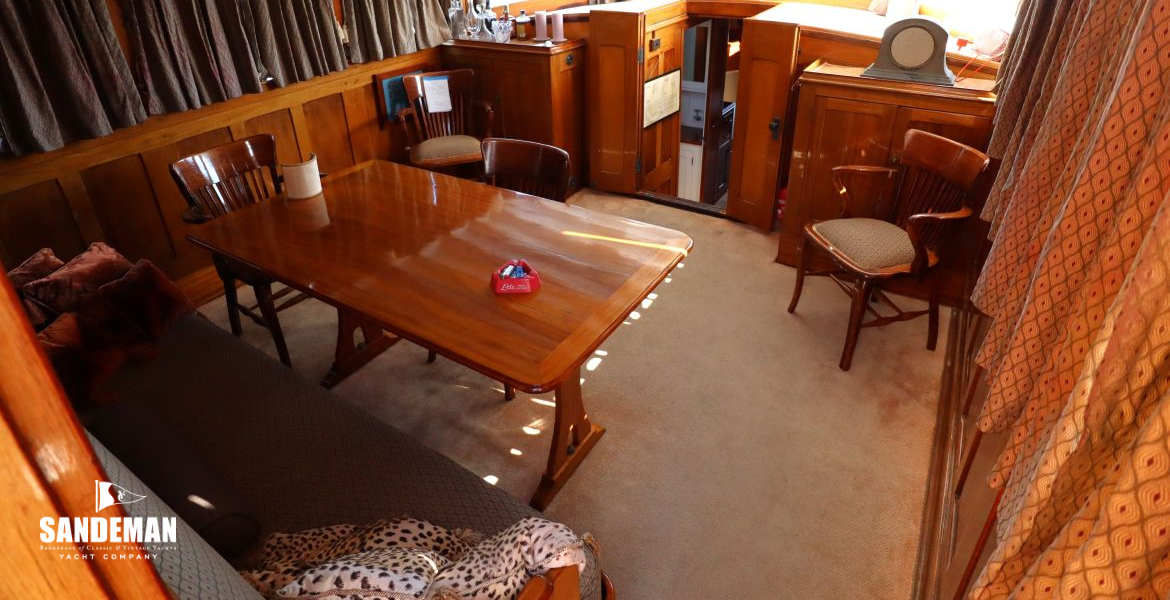 Saloon view forward