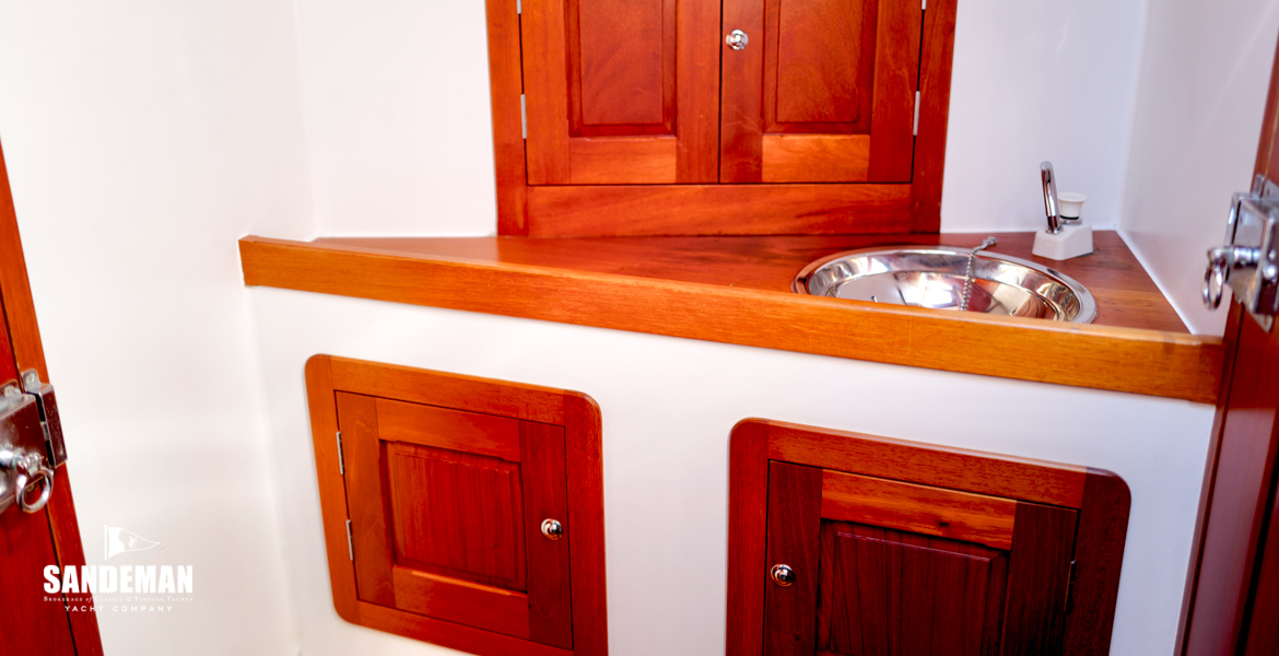 WC/ shower compartment to port