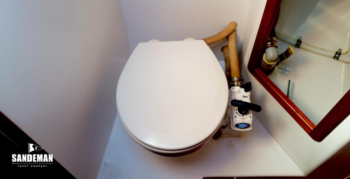 WC/ shower compartment to starboard