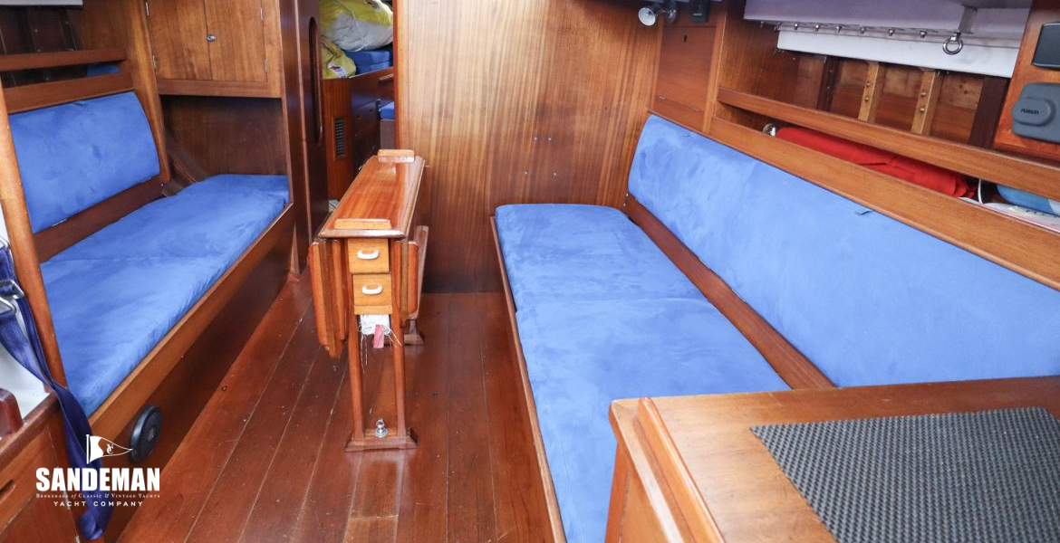 Saloon view forward
