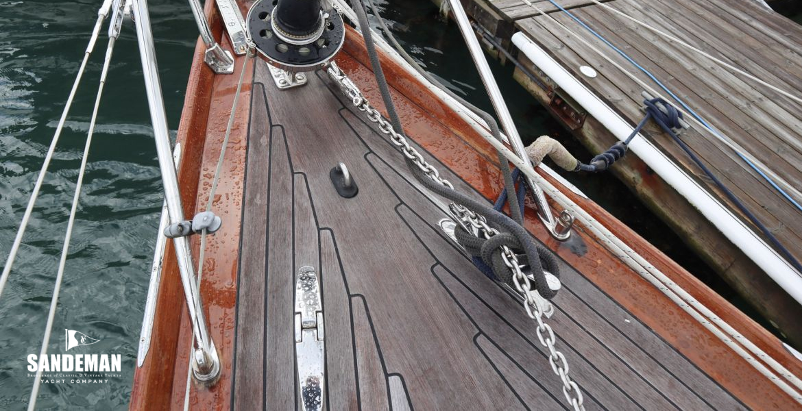 Forward foredeck & stemhead
