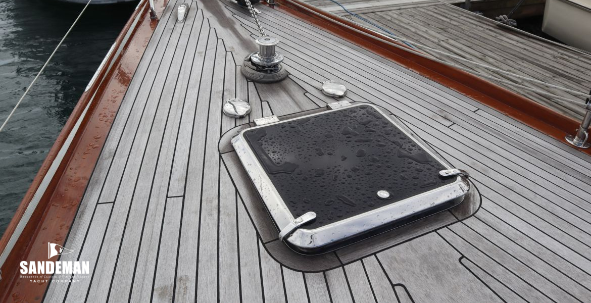 Foredeck view forward