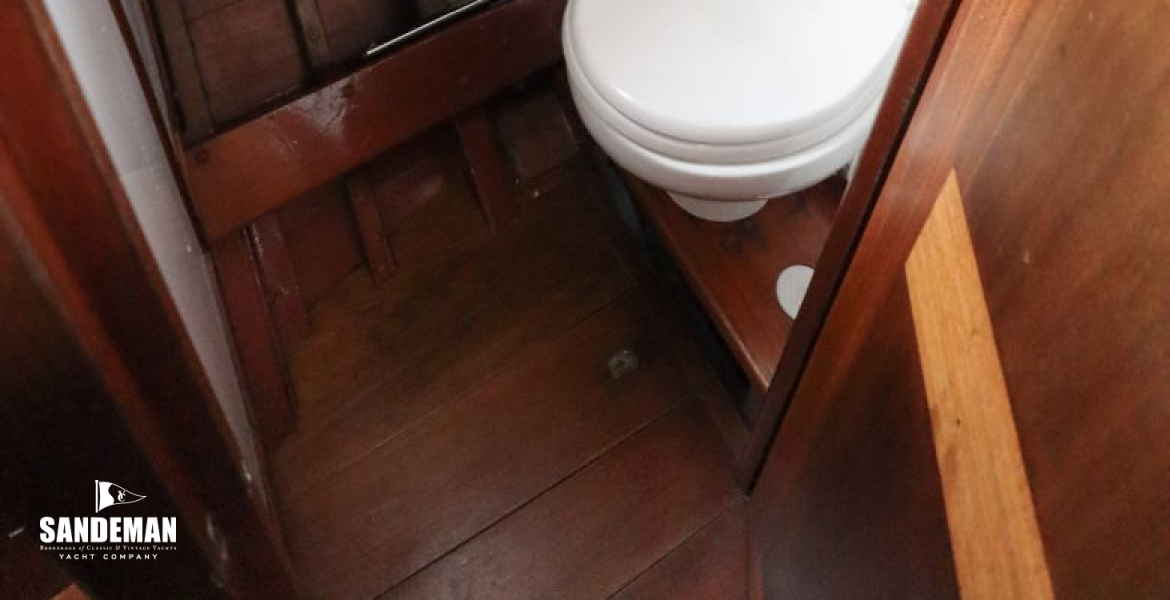 WC Compartment to starboard