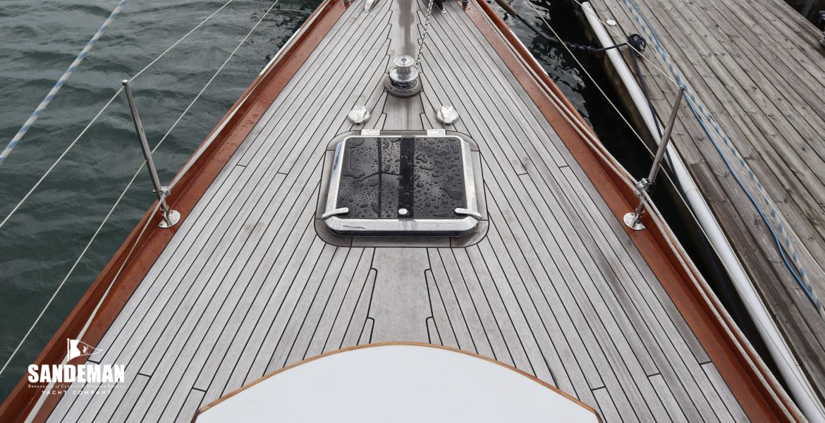 Foredeck view forward