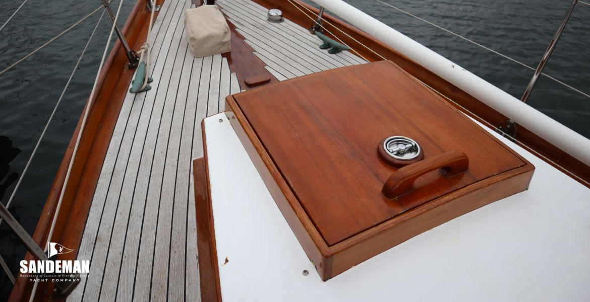 Forward coachroof and foredeck