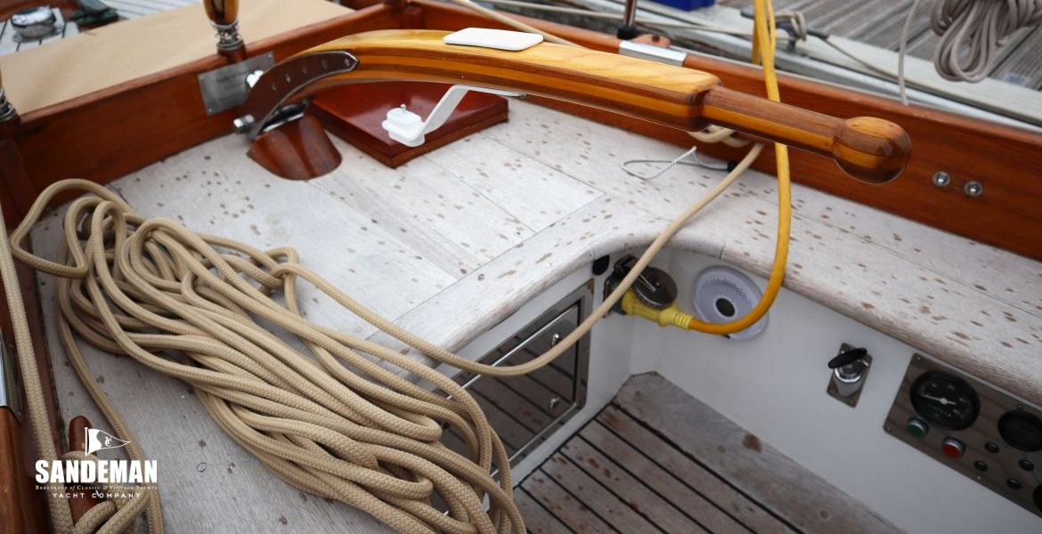 Cockpit aft